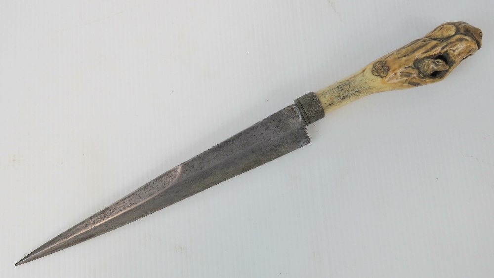 A 19thC Japanese hunting dagger with finely tapered partial double edged blade, 20cm, - Image 2 of 5