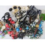 A quantity of assorted costume jewellery