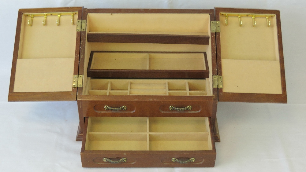 A wooden jewellery box having twin doors - Image 2 of 2