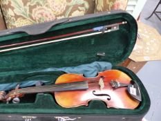 AN ANTIQUE 3/4 VIOLIN WITH A TWO PIECE MAPLE BACK, A LATER BOX AND MODERN CARRY CASE.