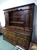 A GOOD QUALITY BESPOKE OAK GEORGIAN COUNTRY STYLE DRESSER WITH FITTED PLATE RACK OVER. W.198 x H.