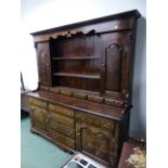 A GOOD QUALITY BESPOKE OAK GEORGIAN COUNTRY STYLE DRESSER WITH FITTED PLATE RACK OVER. W.198 x H.