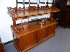 AN EARLY VICTORIAN OAK BUFFET WITH THREE PANELLED DOORS TO THE BASE. W.142cms.