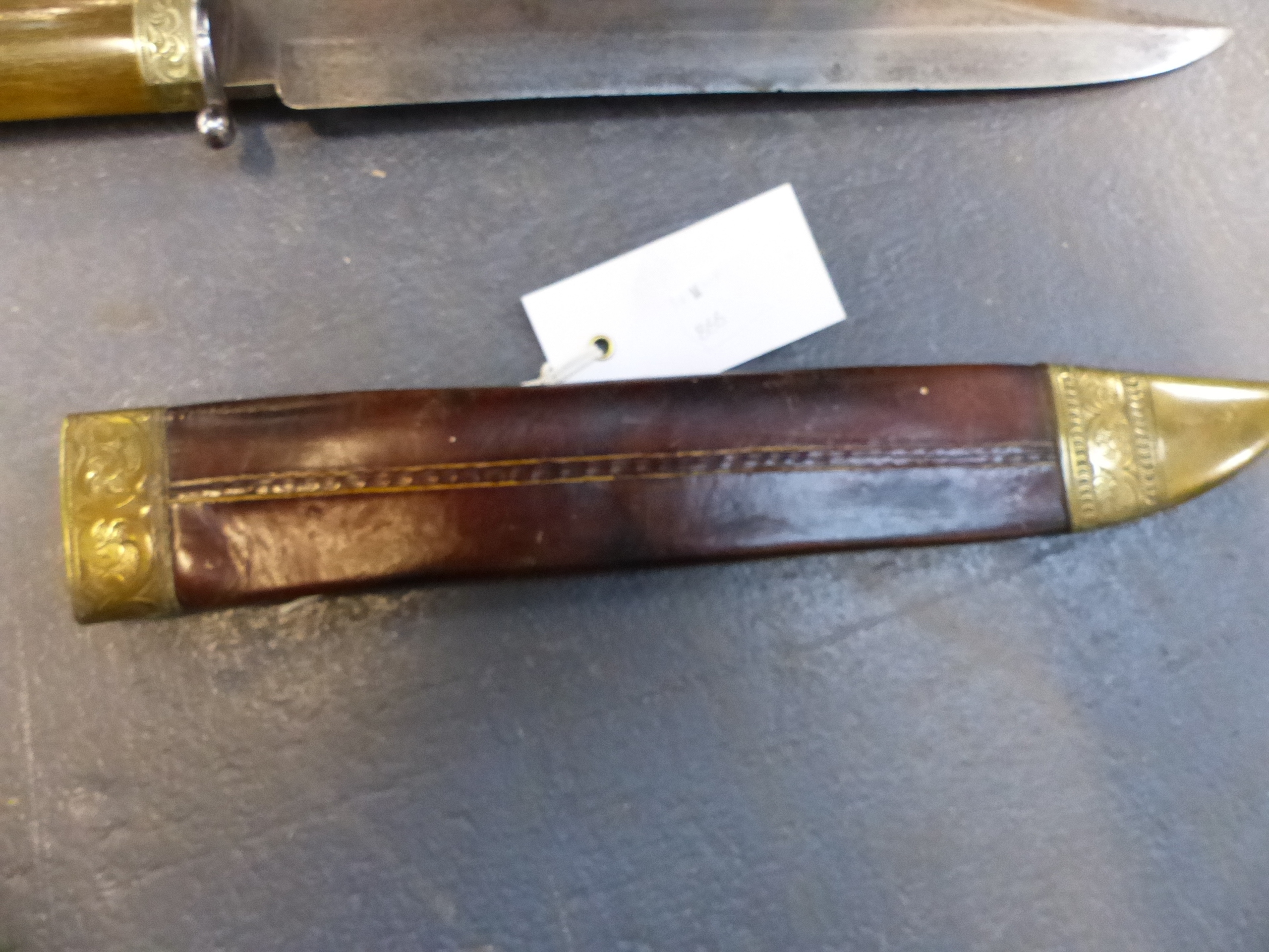 A GOOD 19th.C. HUNTING KNIFE OF BOWIE TYPE WITH STOUT CLIP POINT BLADE INSCRIBED " KUNHITARU- - Bild 4 aus 17
