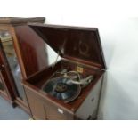 AN EARLY 20th.C.MAHOGANY CASED CABINET GRAMOPHONE, HMV MODEL 156.