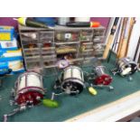 A GOOD LARGE COLLECTION OF FISHING REELS, RODS, AND LURES TO INCLUDE FOUR LARGE SEA FISHING REELS BY