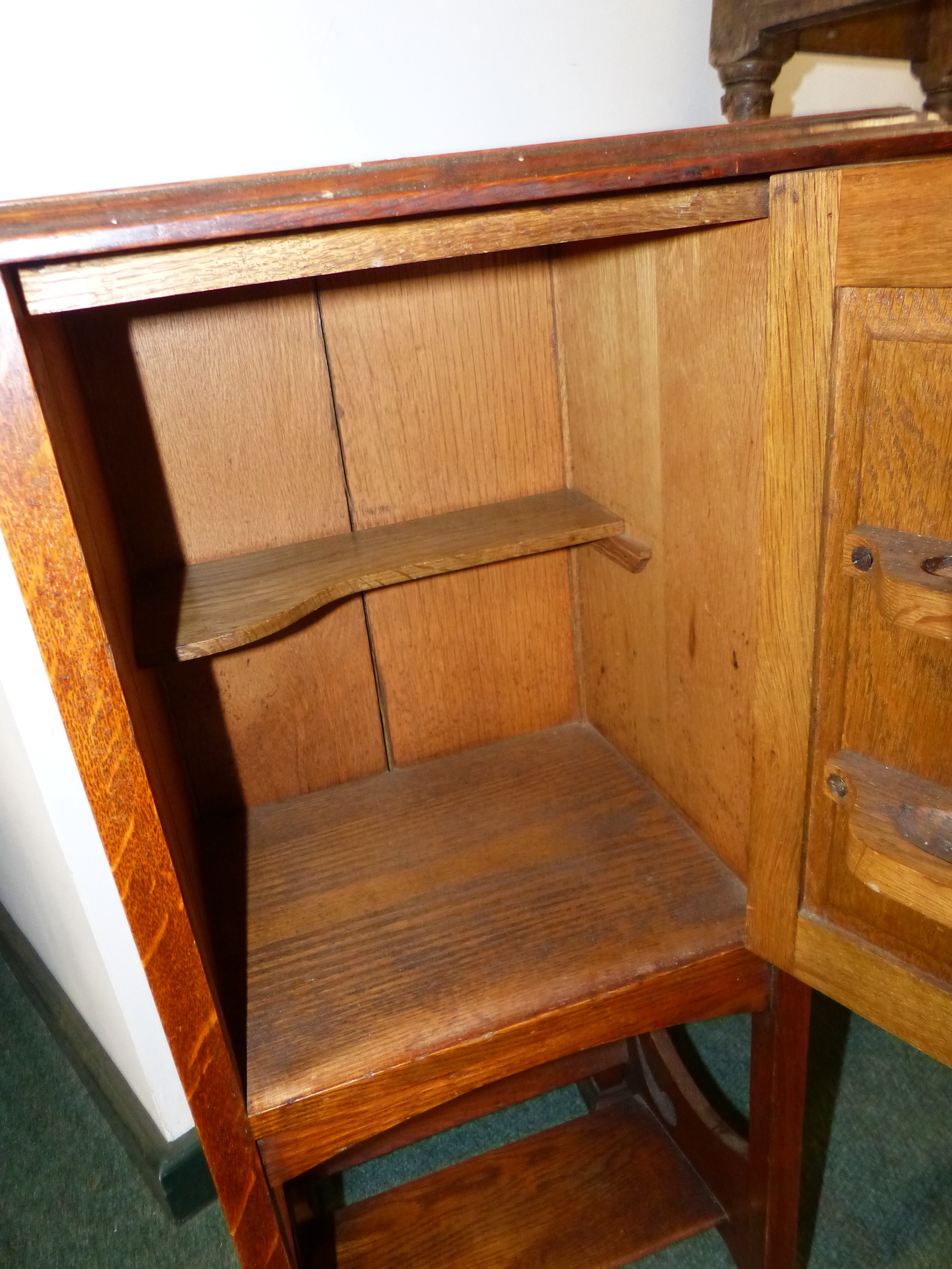 AN ARTS AND CRAFTS SMALL OAK SMOKER'S CABINET WITH BOOK TROUGH BELOW. - Image 13 of 15