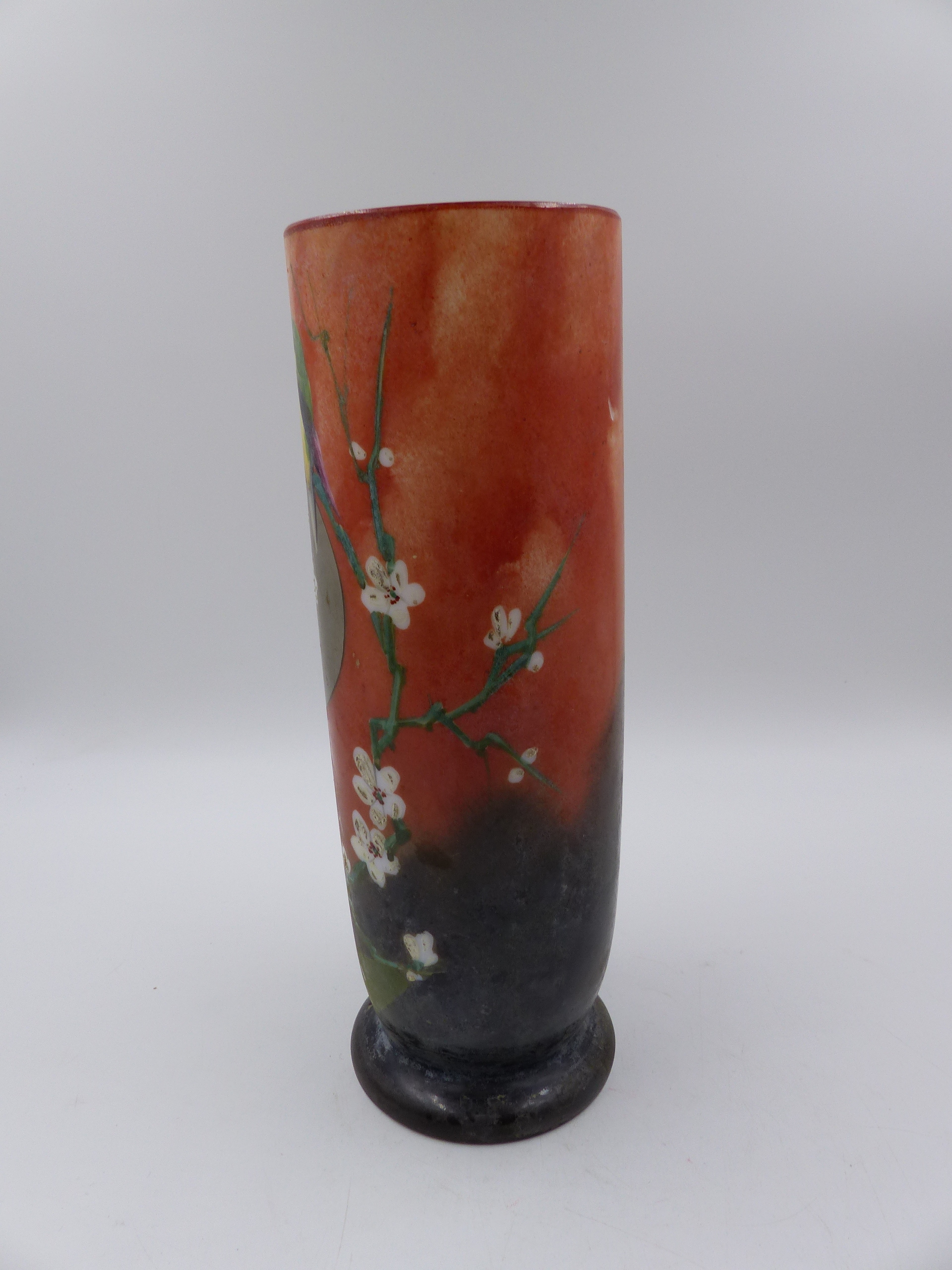 AN ANTIQUE FRENCH OPALINE VASE DECORATED IN THE ORIENTALIST MANNER. H.25cms. - Image 4 of 7