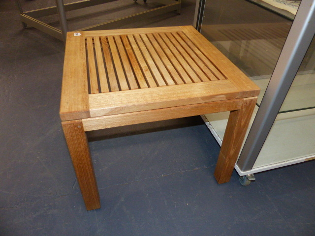 A SMALL HARDWOOD PATIO COFFEE TABLE. - Image 5 of 9