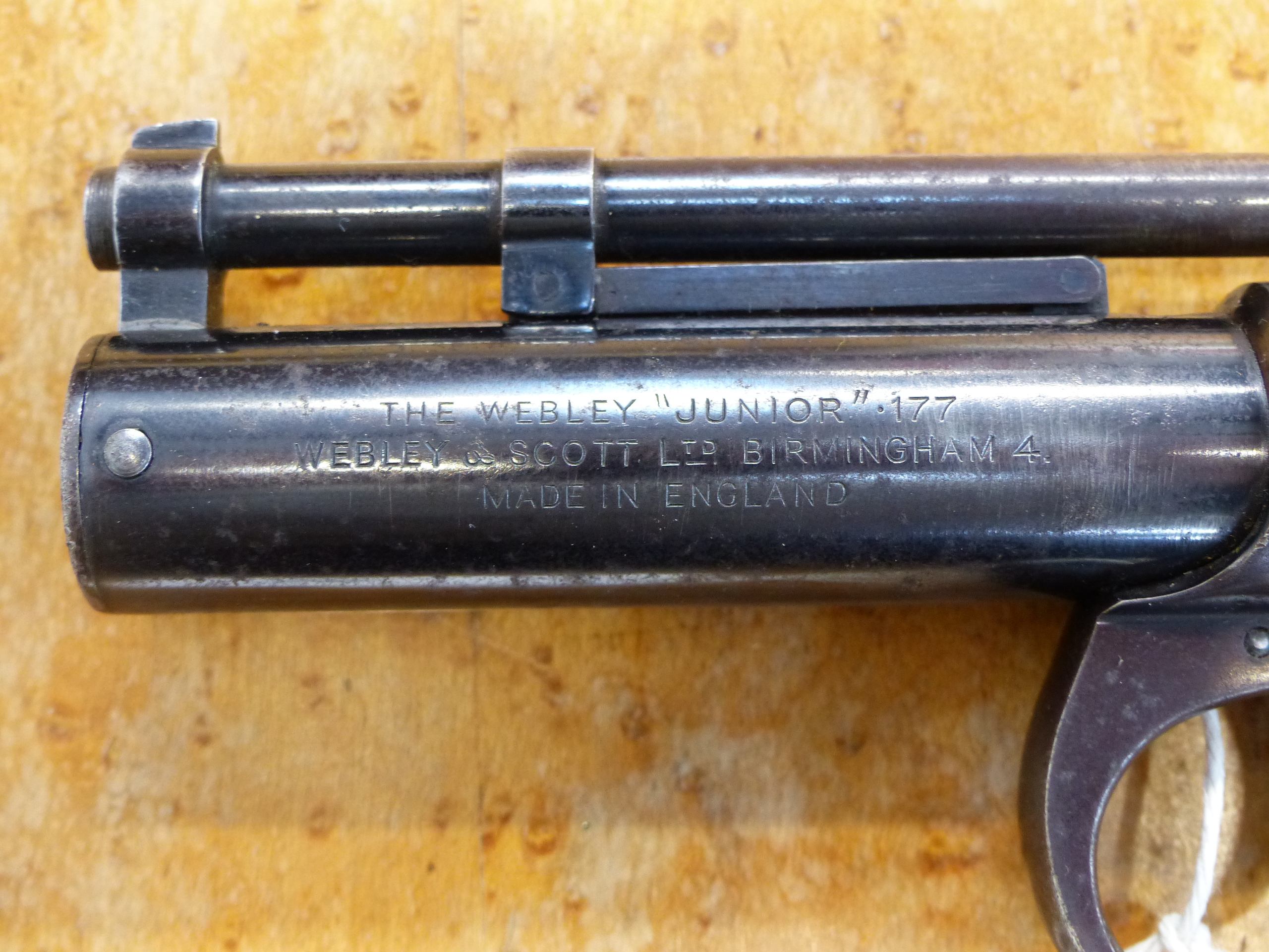 A VINTAGE WEBLEY JUNIOR AIR PISTOL WITH SPECIAL ORDER ENGRAVED DECORATIONS - Bild 9 aus 16