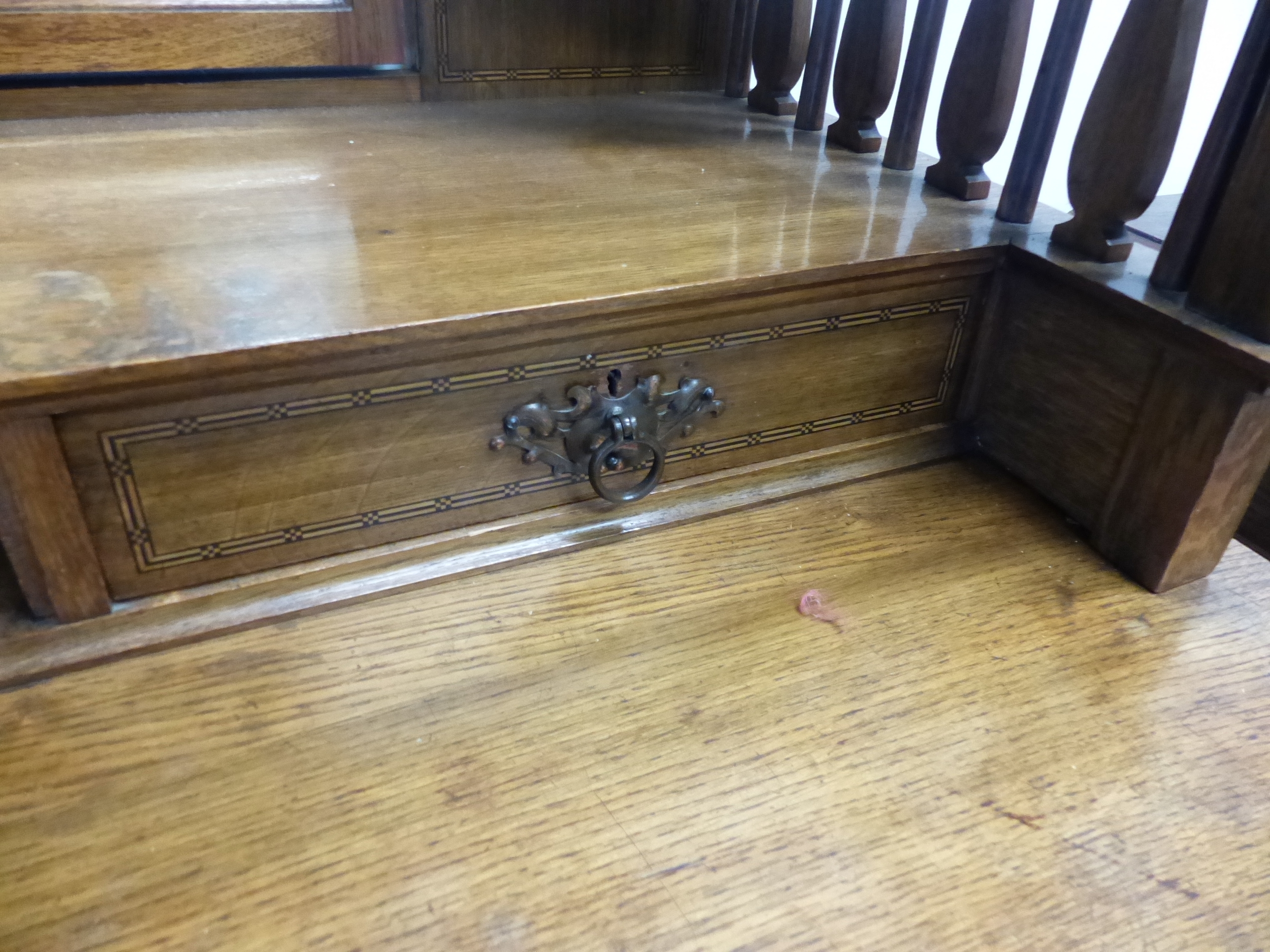 AN ARTS AND CRAFTS OAK DRESSING TABLE BY SHAPLAND & PETTER. W.123cms. - Image 8 of 13