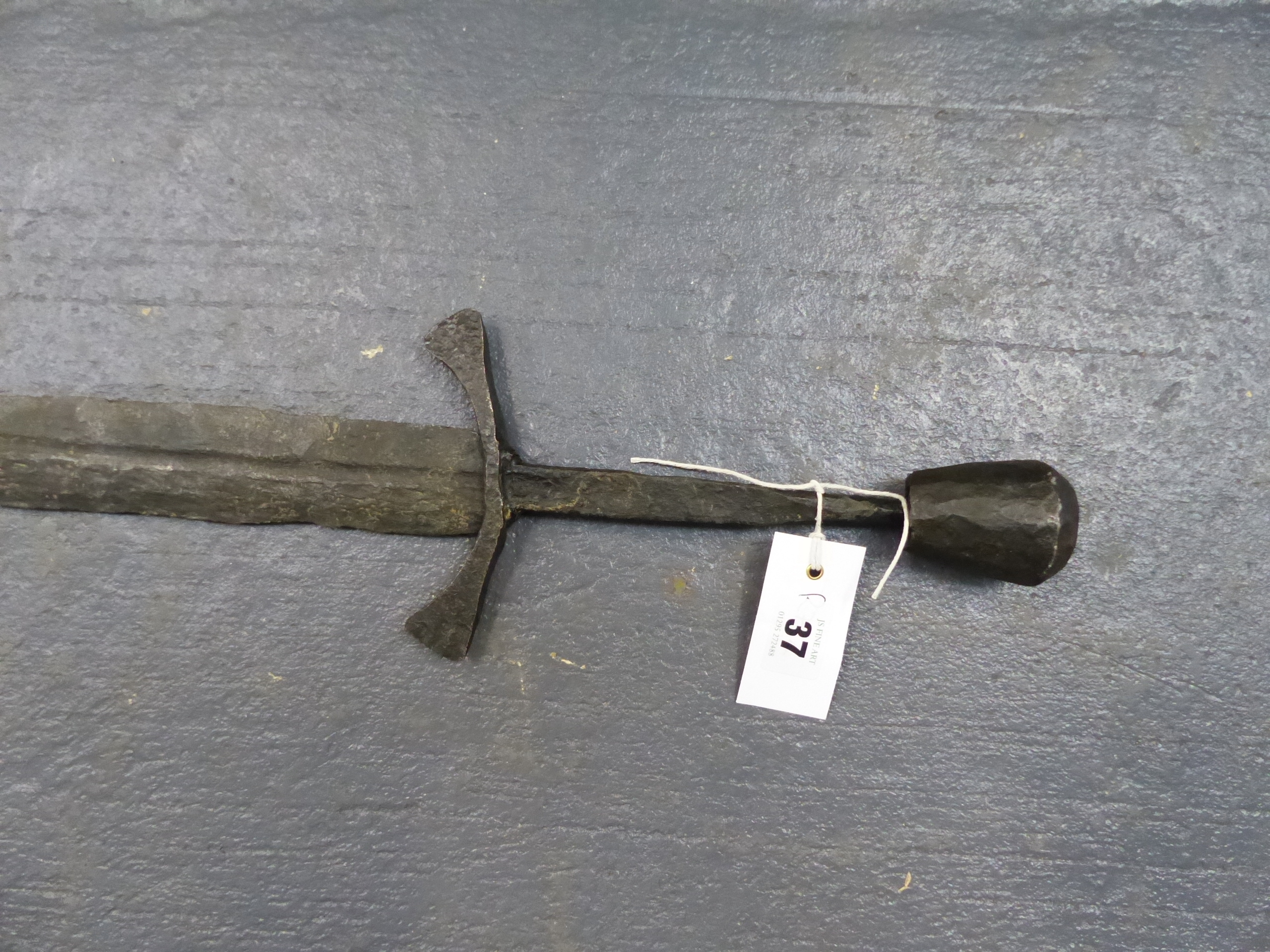 A LARGE MEDIEVAL TYPE BROADSWORD IN RELIC CONDITION - Bild 3 aus 9