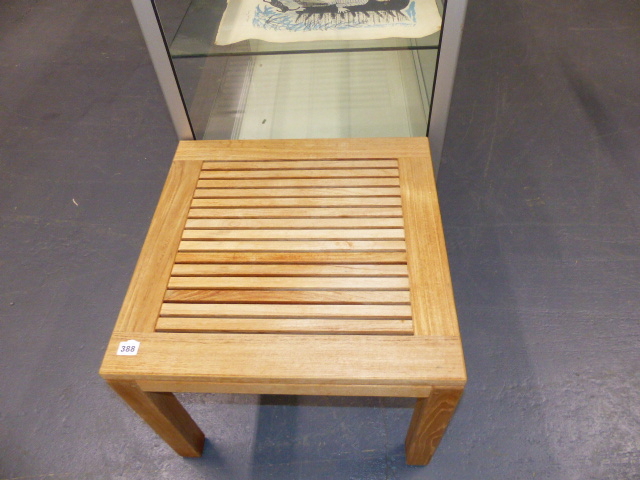 A SMALL HARDWOOD PATIO COFFEE TABLE. - Image 3 of 9