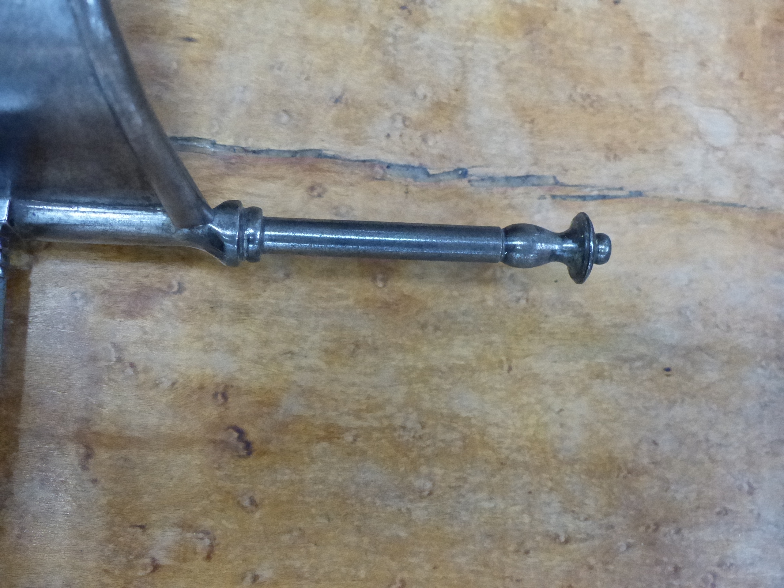 AN EARLY LEFT HAND GUARD DAGGER WITH CUT STEEL BLADE, BROAD CROSS GUARD AND PLAIN STEEL HILT, WIRE - Bild 17 aus 17