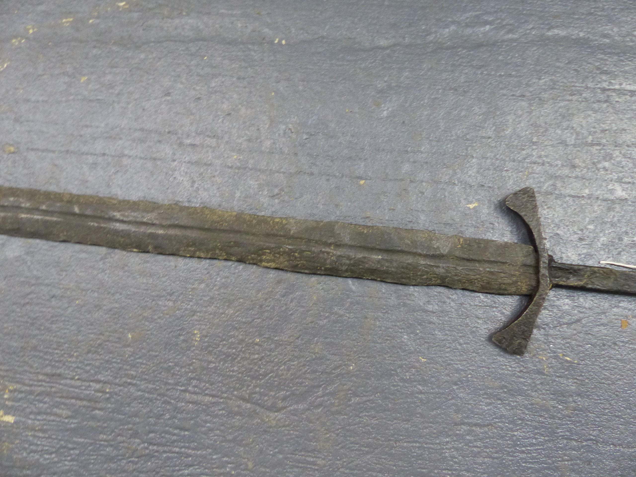A LARGE MEDIEVAL TYPE BROADSWORD IN RELIC CONDITION - Bild 4 aus 9