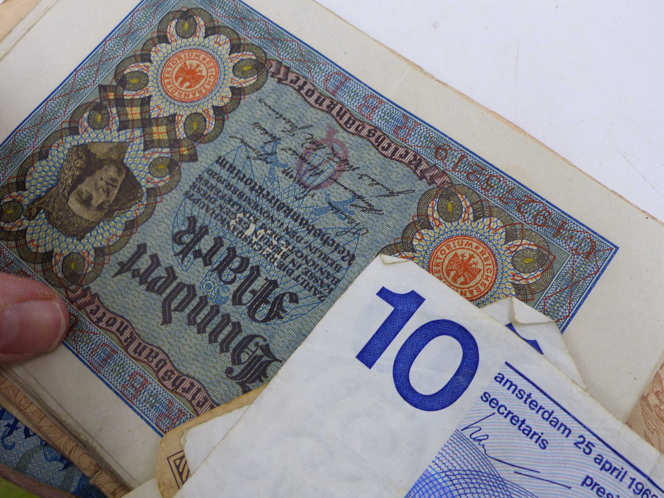 A GROUP OF VARIOUS GERMAN AND OTHER BANKNOTES. - Image 12 of 16