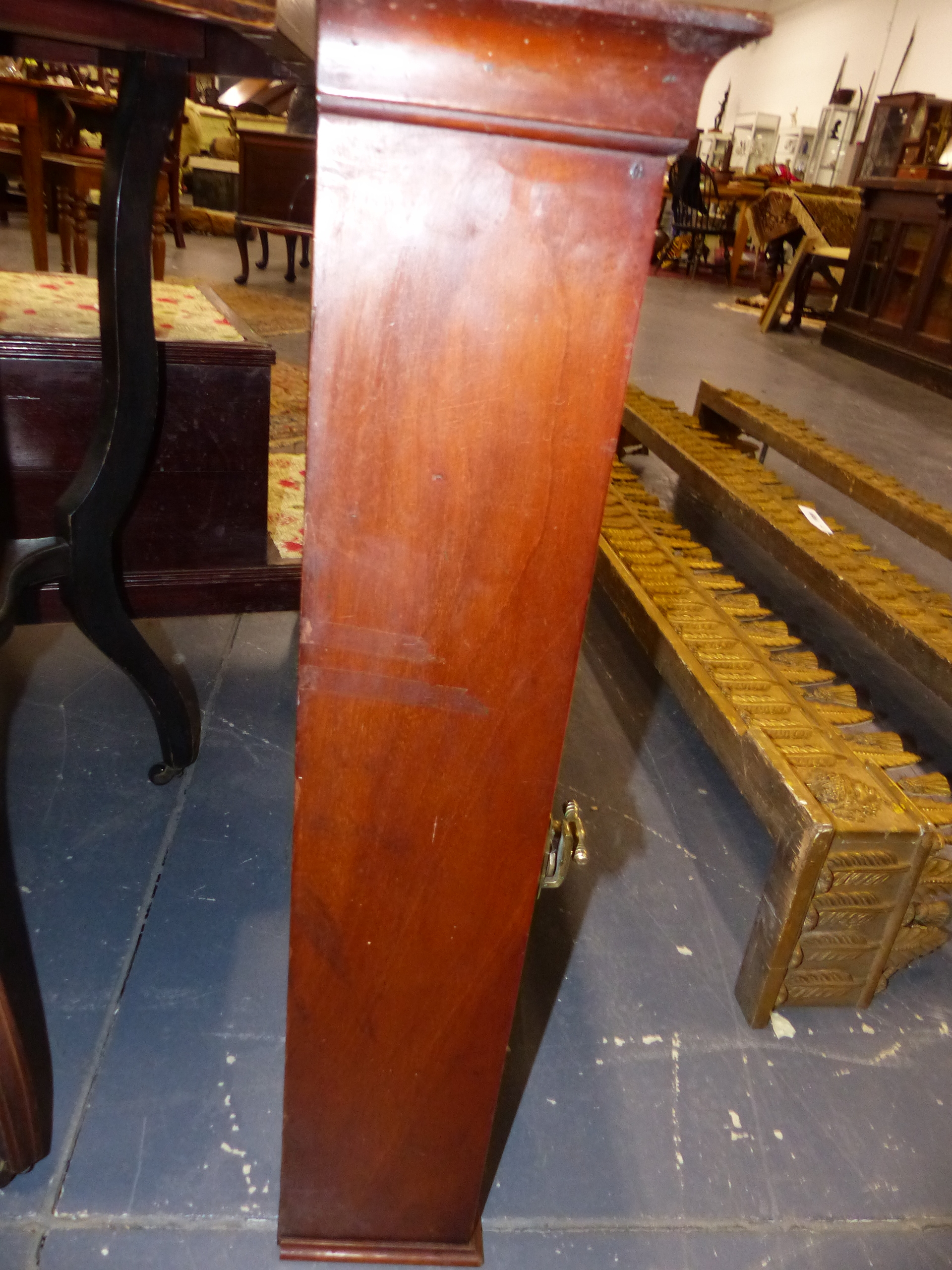 AN ANTIQUE MAHOGANY GLAZED CABINET WITH MIRRORED BACK. - Image 5 of 8