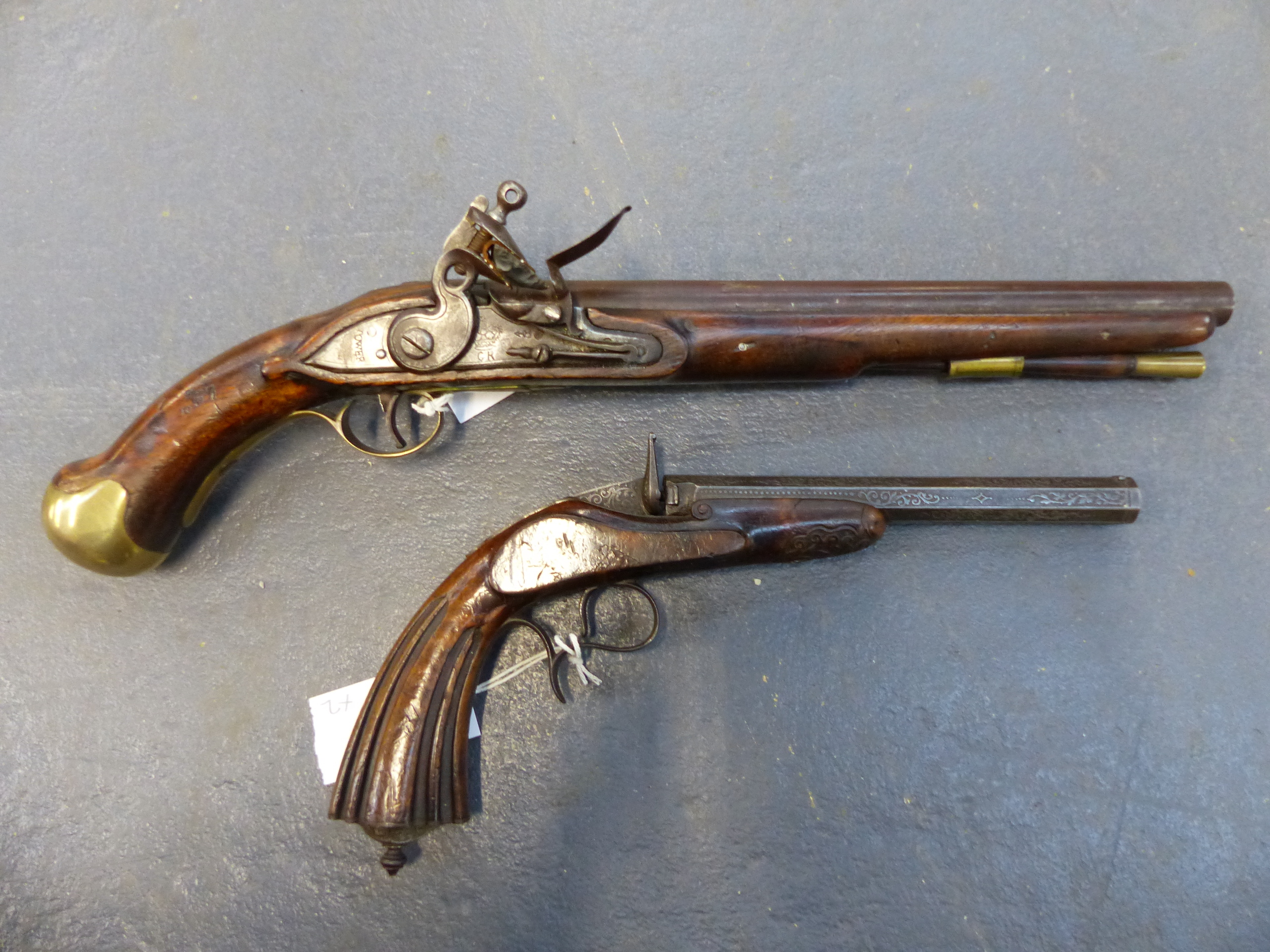 A SEA SERVICE PATTERN FLINTLOCK PISTOL OF INDETERMINATE AGE ( AS SUCH FALLS UNDER SECTION ONE OF THE - Bild 2 aus 59