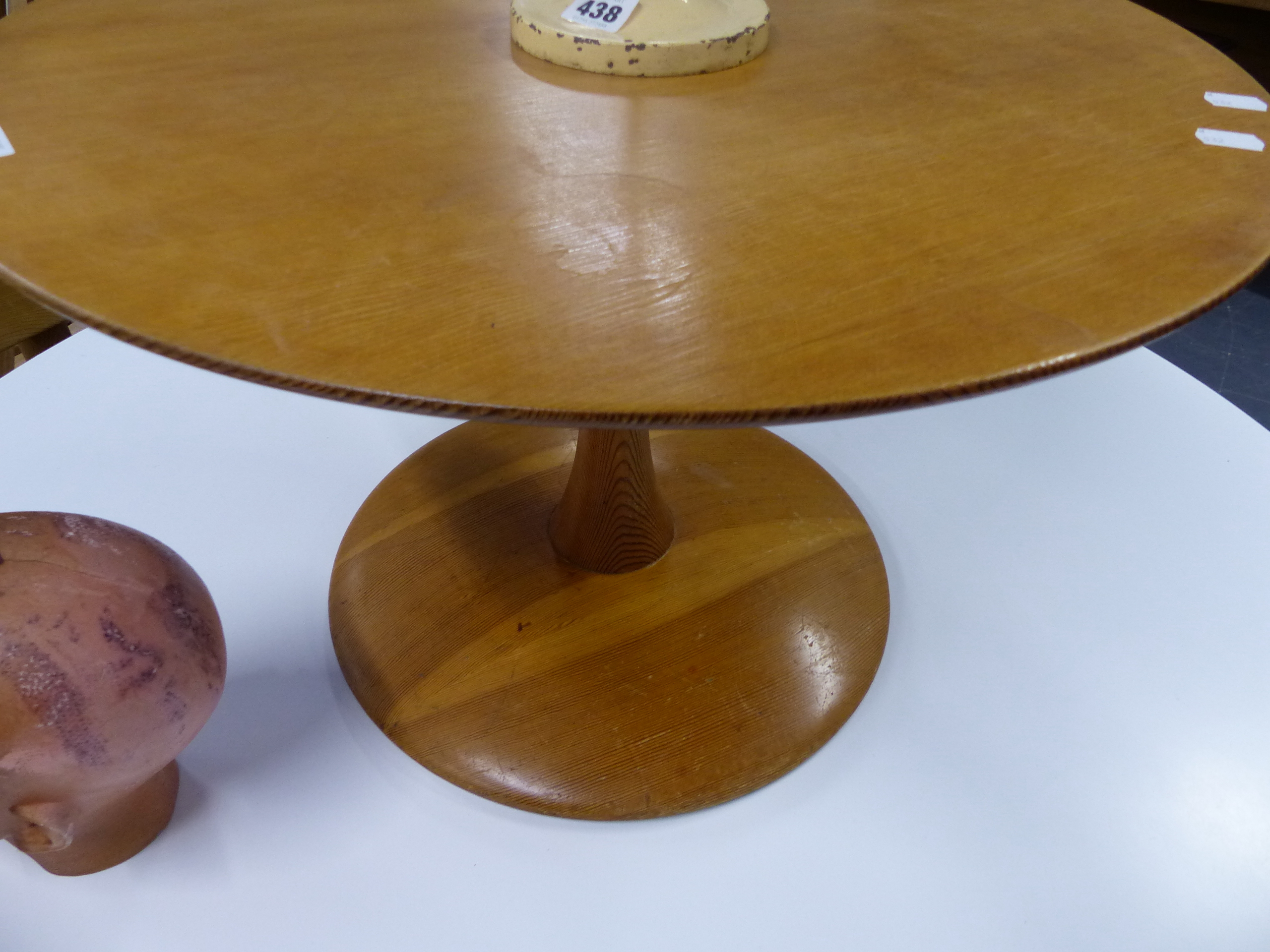 A DANISH PINE TRISSEN COFFEE TABLE. BY NANNA DITZEL AND BEARING KOLDS SAVVAERK LABEL TO THE UNDERSI - Image 4 of 14