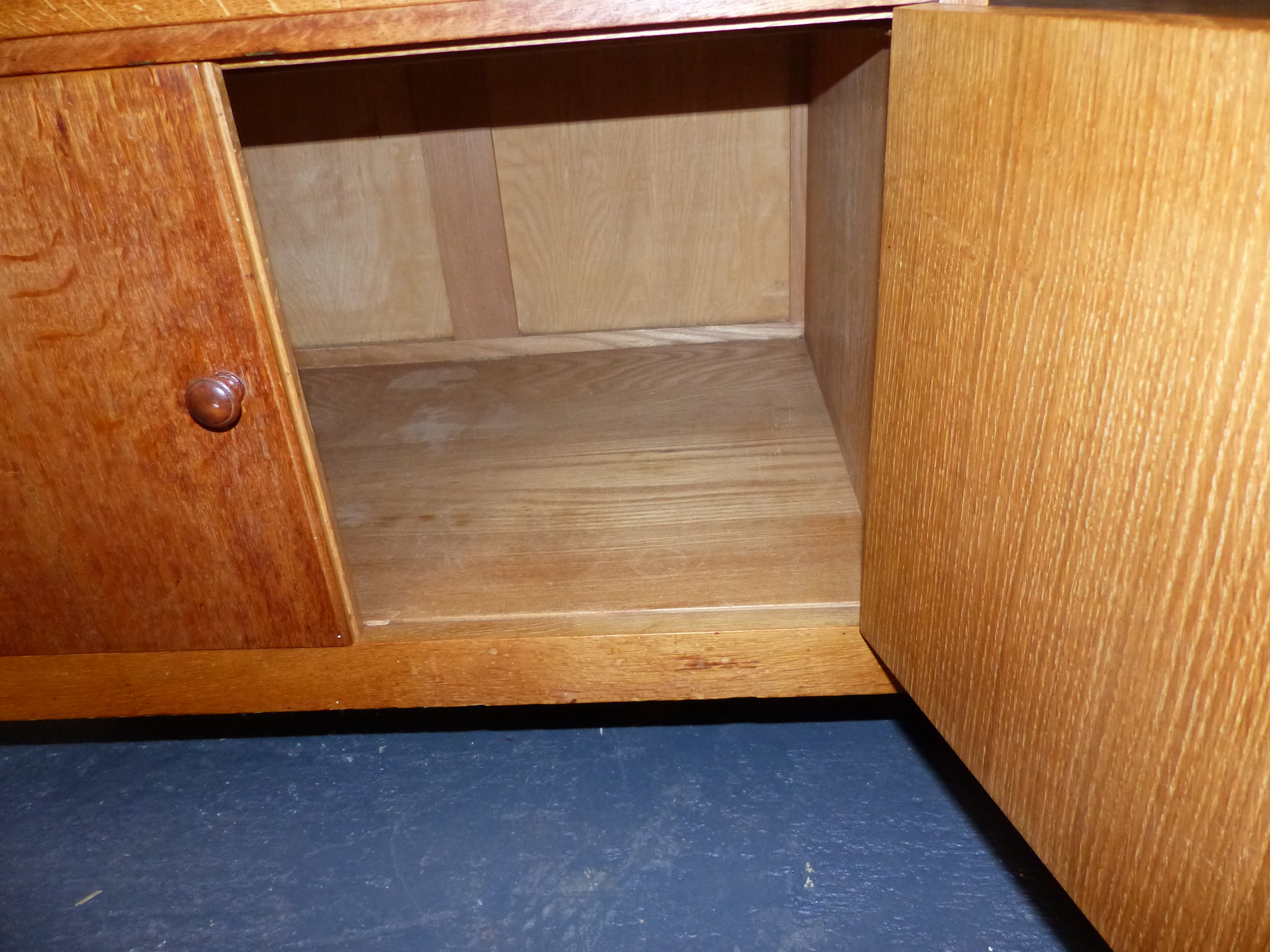 A HEAL'S GOLDEN OAK SIDEBOARD WITH TWO CENTRAL DRAWERS OVER CUPBOARD DOORS WITH TURNED WOODEN - Image 18 of 19