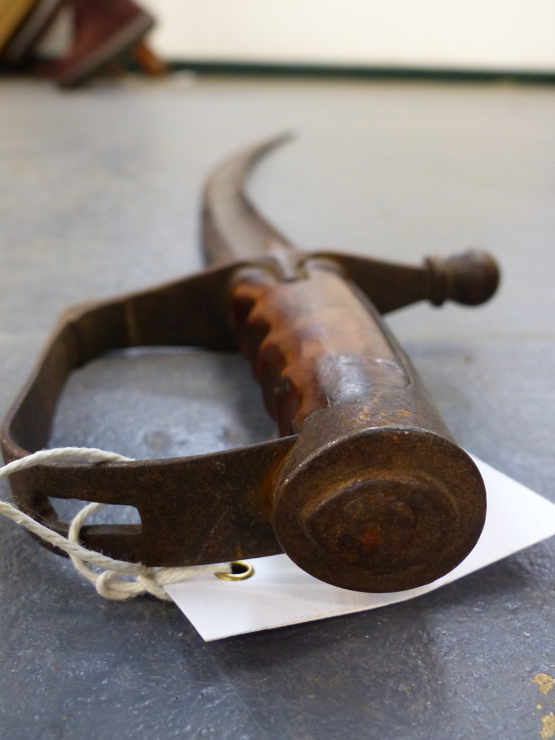 A MIDDLE EASTERN PROBABLY TURKISH SWORD WITH CURVED FULLERED BLASES, WOOD GRIP AND IRON HILT - Bild 10 aus 11