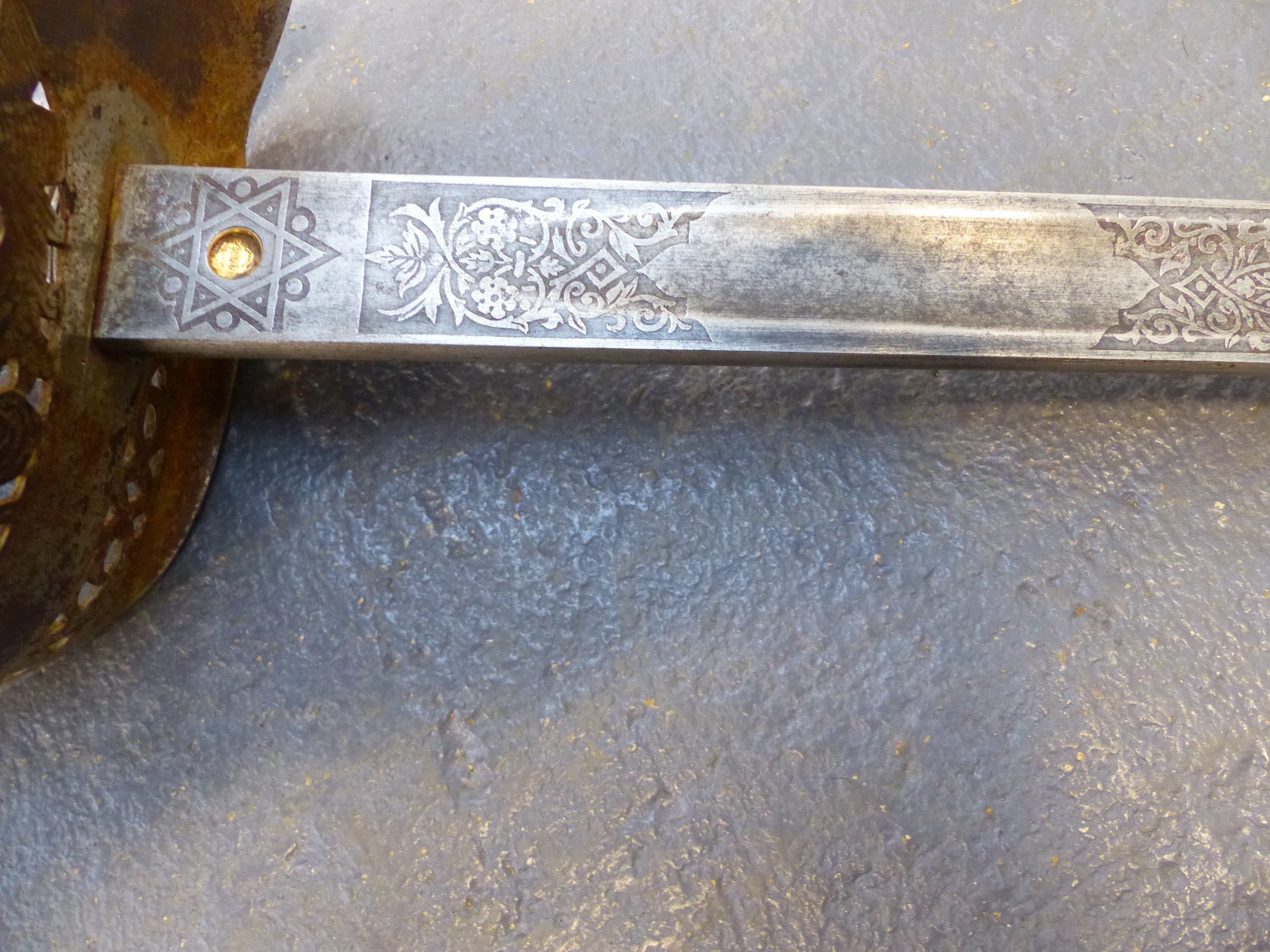 AN EARLY 20th.C. OFFICER'S SWORD WITH ETCHED STEEL BLADE BY JOHN JONES & CO. LONDON - Bild 14 aus 36