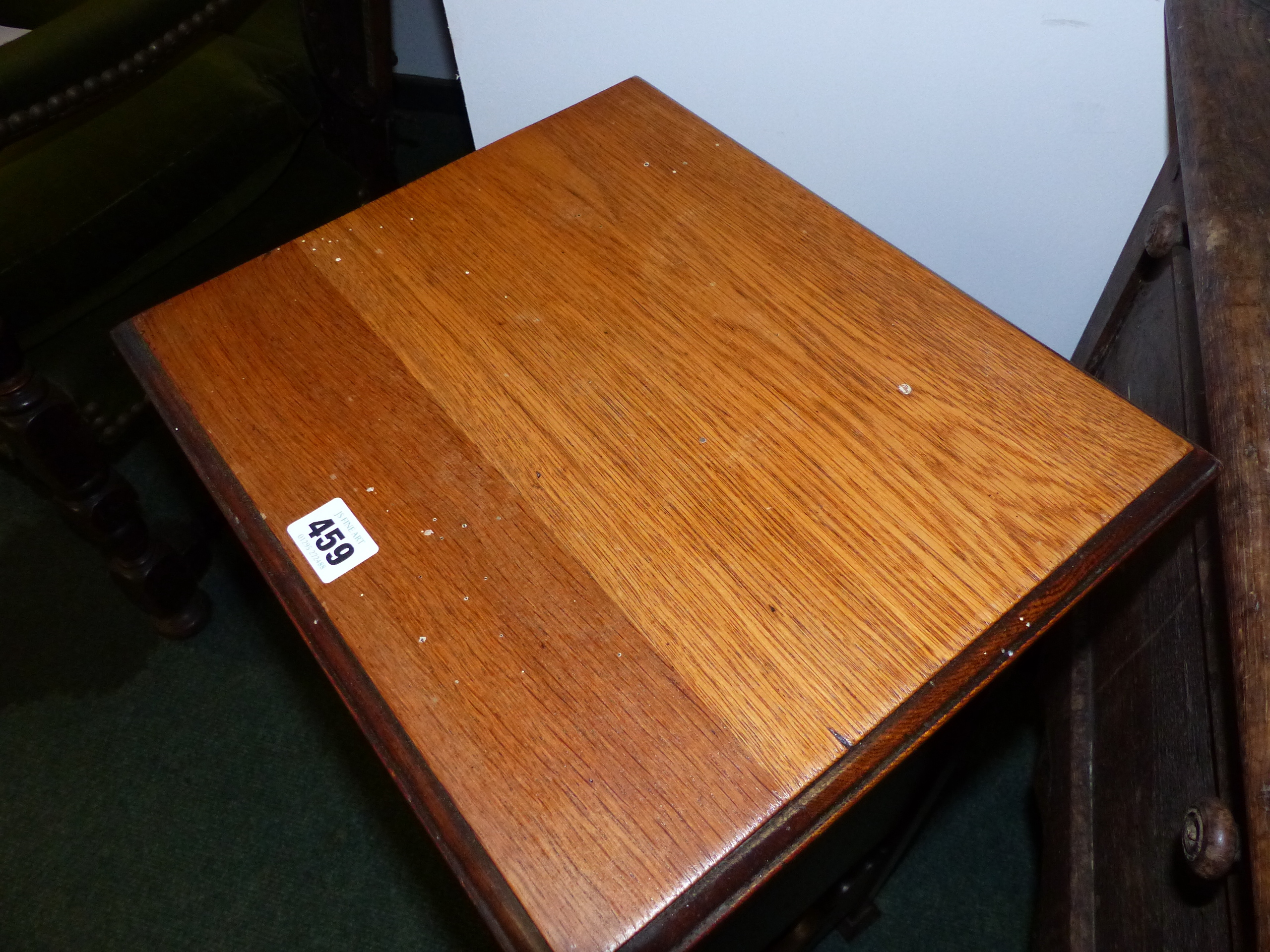 AN ARTS AND CRAFTS SMALL OAK SMOKER'S CABINET WITH BOOK TROUGH BELOW. - Image 9 of 15