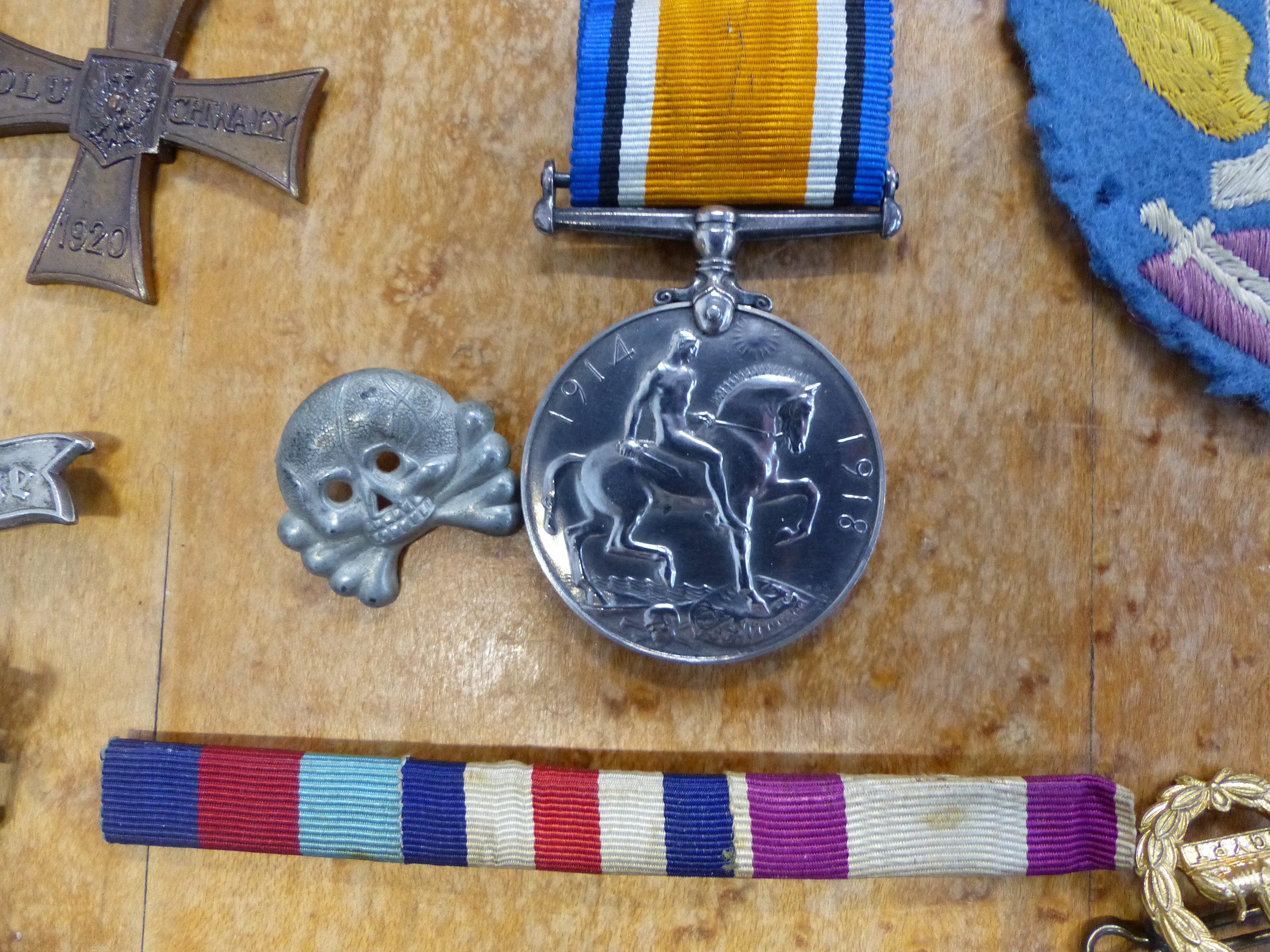 A SMALL COLLECTION OF FIRST AND SECOND WAR BRITISH AND GERMAN MEDALS, CAP BADGES, CLOTH BADGES ETC. - Image 7 of 20