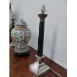 A PAIR OF MARBLE CORINTHIAN COLUMN TABLE LAMPS WITH SILVERED STEPPED BASES AND CAPITALS. OVERALL H.