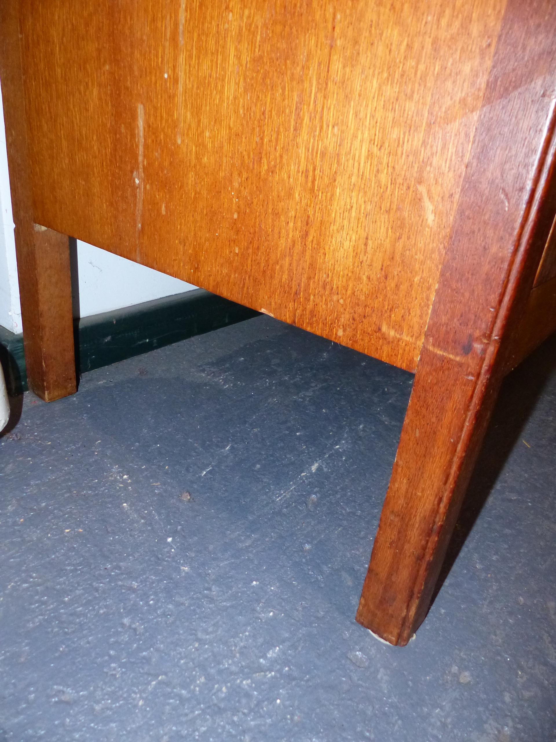 A HEAL'S GOLDEN OAK SIDEBOARD WITH TWO CENTRAL DRAWERS OVER CUPBOARD DOORS WITH TURNED WOODEN - Image 6 of 19