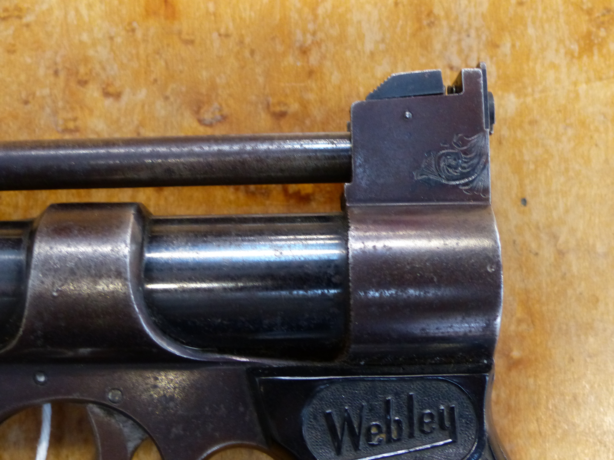 A VINTAGE WEBLEY JUNIOR AIR PISTOL WITH SPECIAL ORDER ENGRAVED DECORATIONS - Bild 5 aus 16