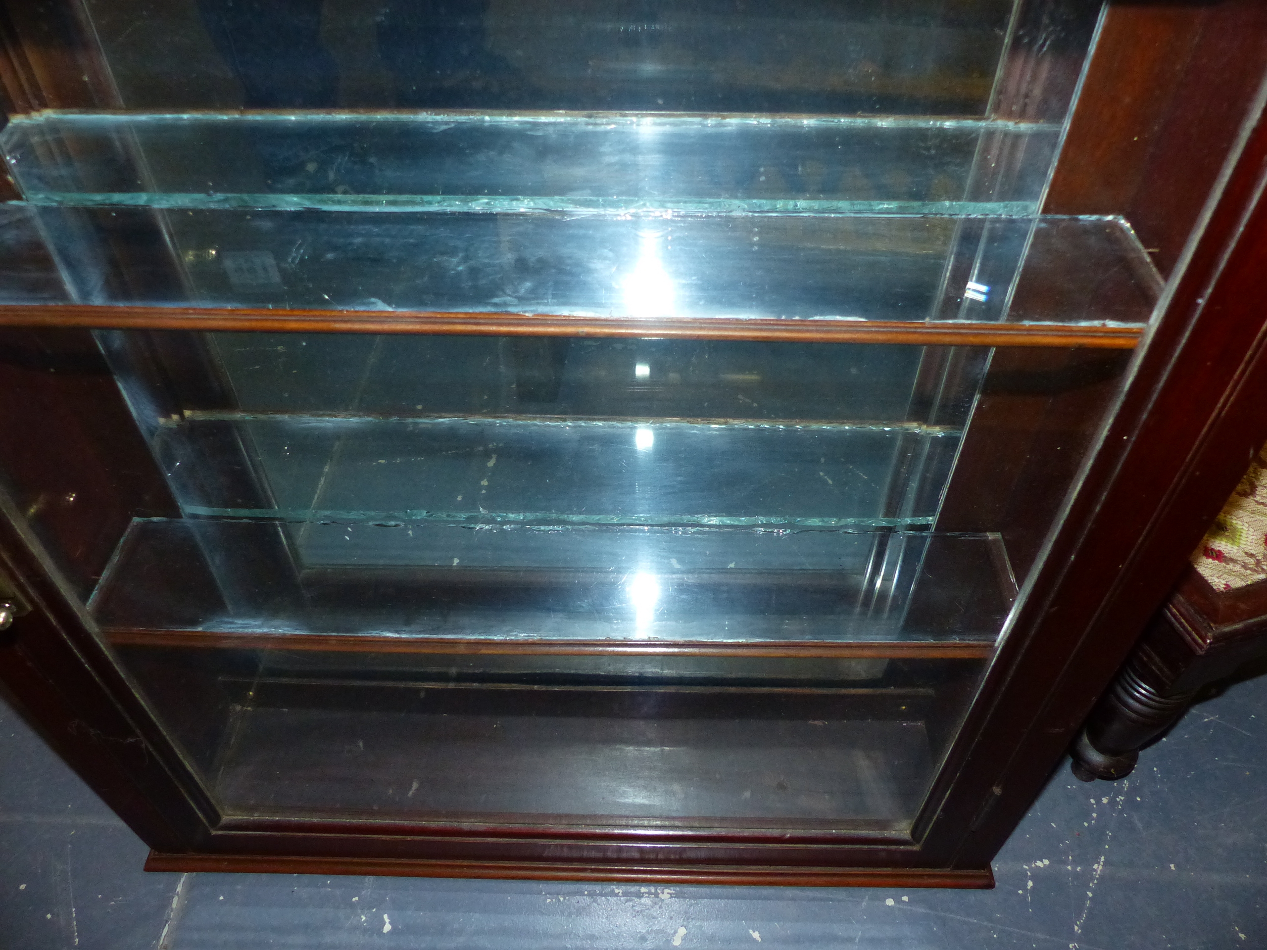 AN ANTIQUE MAHOGANY GLAZED CABINET WITH MIRRORED BACK. - Image 7 of 8