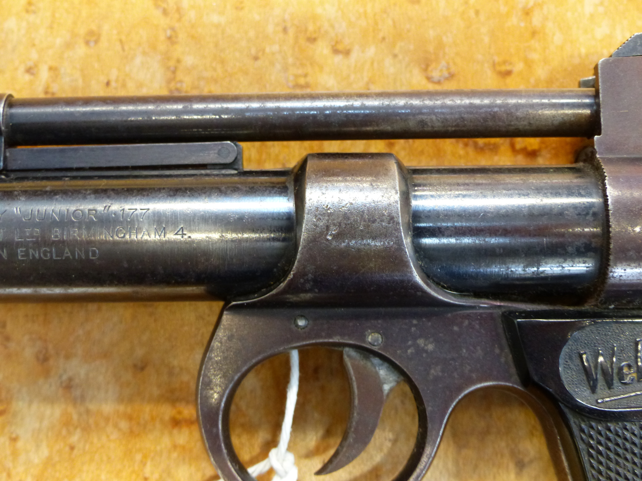 A VINTAGE WEBLEY JUNIOR AIR PISTOL WITH SPECIAL ORDER ENGRAVED DECORATIONS - Bild 6 aus 16