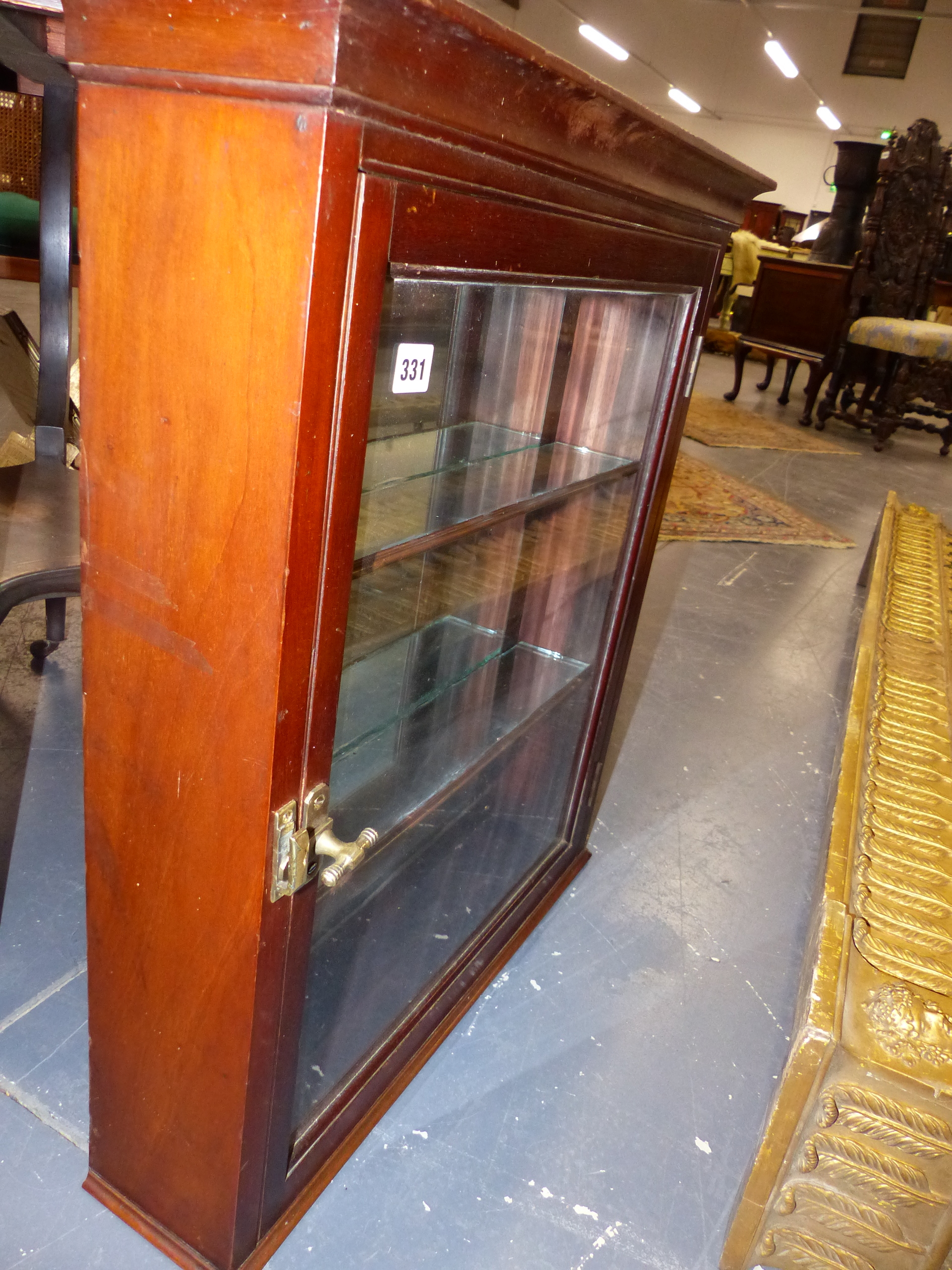 AN ANTIQUE MAHOGANY GLAZED CABINET WITH MIRRORED BACK. - Image 4 of 8