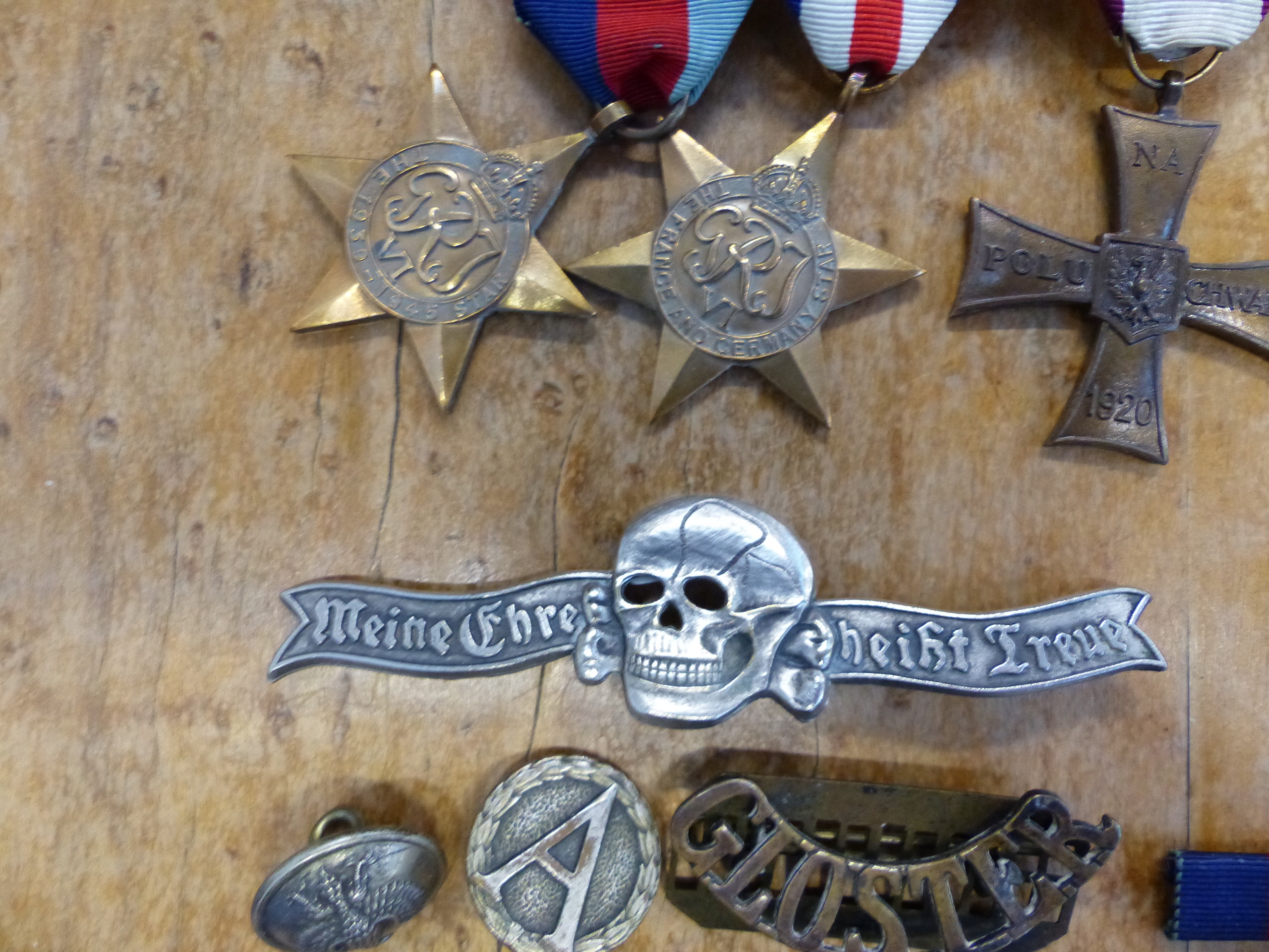 A SMALL COLLECTION OF FIRST AND SECOND WAR BRITISH AND GERMAN MEDALS, CAP BADGES, CLOTH BADGES ETC. - Image 10 of 20