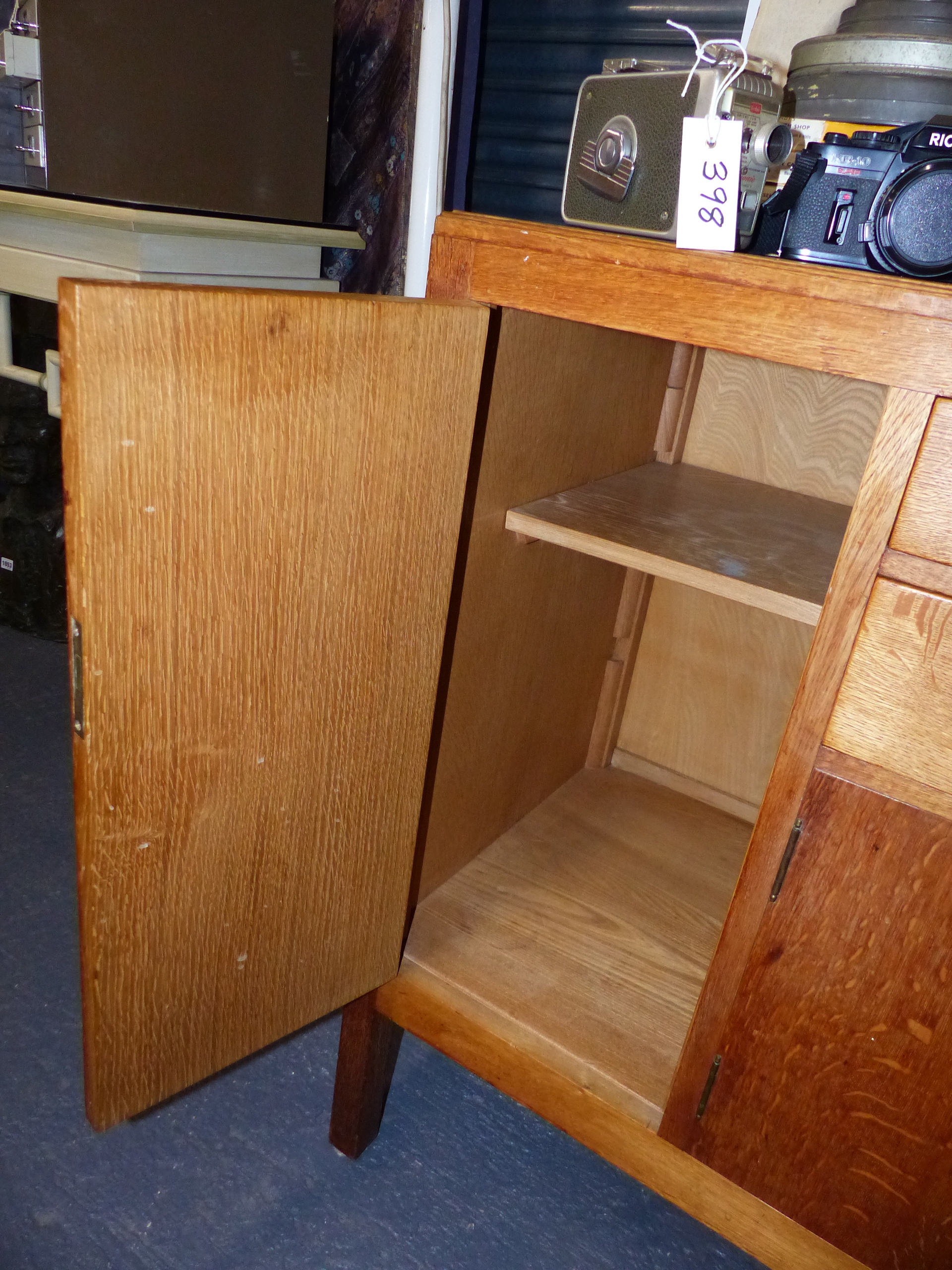 A HEAL'S GOLDEN OAK SIDEBOARD WITH TWO CENTRAL DRAWERS OVER CUPBOARD DOORS WITH TURNED WOODEN - Image 19 of 19