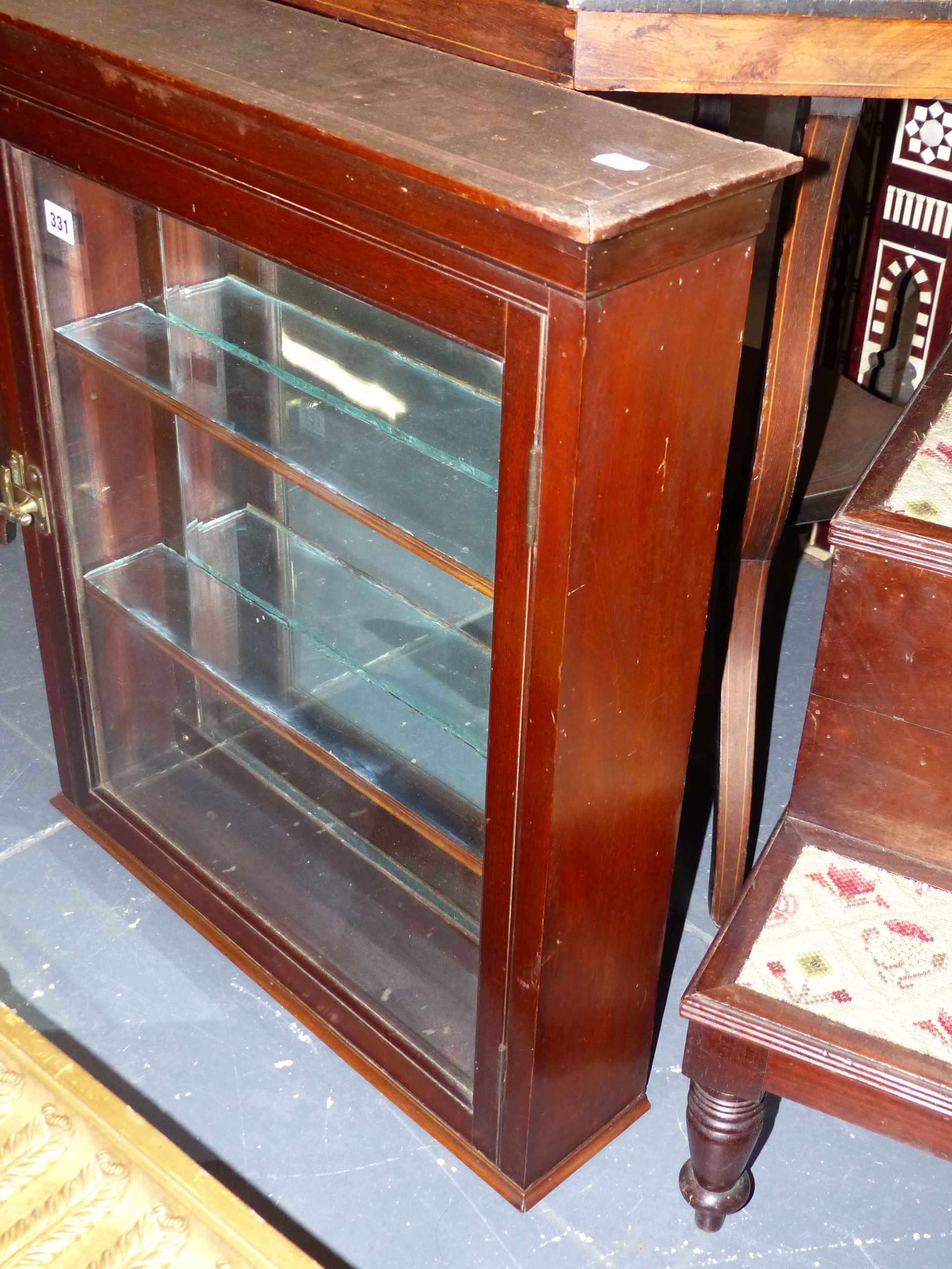 AN ANTIQUE MAHOGANY GLAZED CABINET WITH MIRRORED BACK. - Image 8 of 8