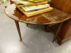 A GEORGIAN MAHOGANY DROP LEAF SUPPER TABLE ON TURNED LEGS WITH PAD FEET.