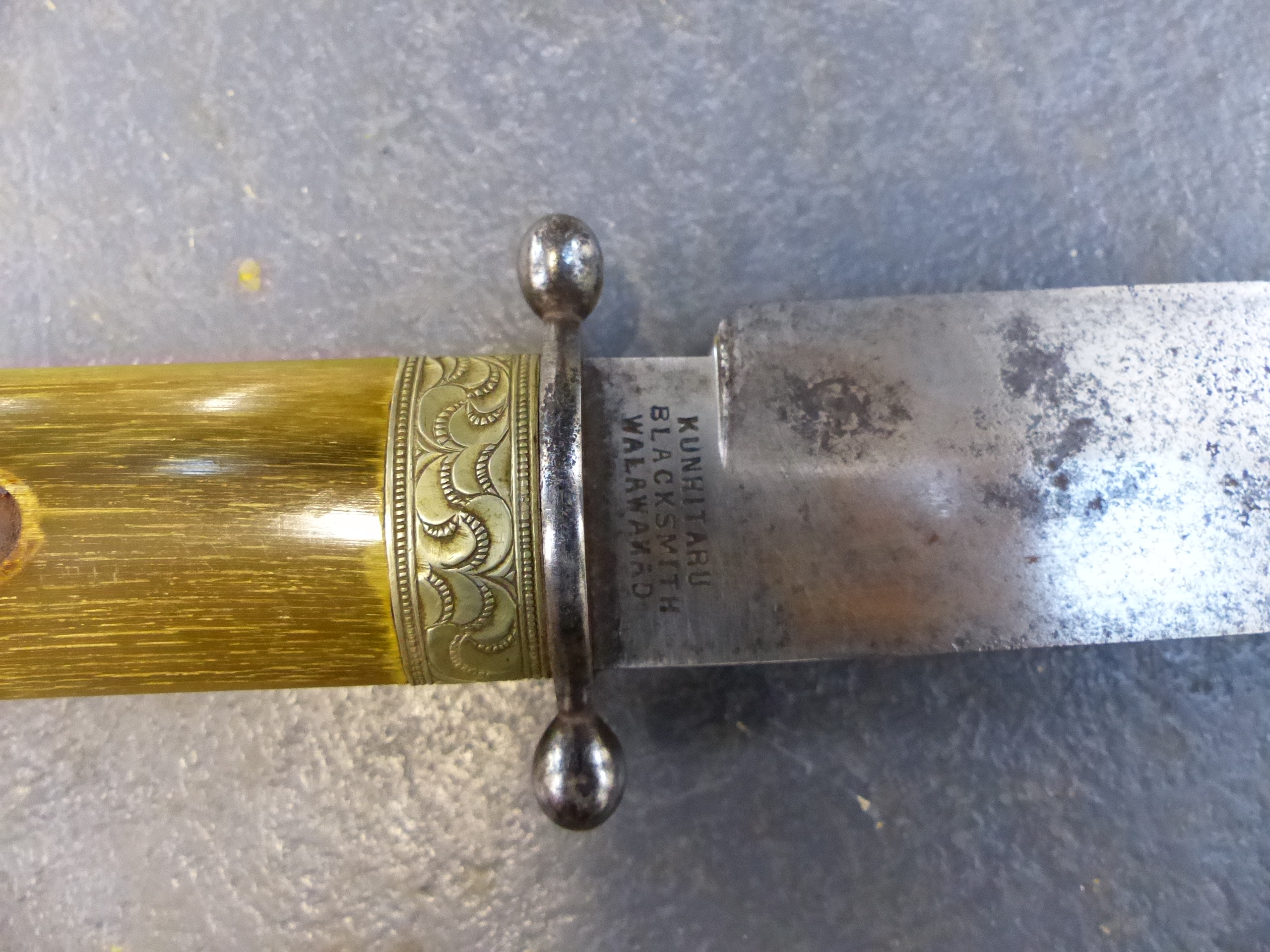 A GOOD 19th.C. HUNTING KNIFE OF BOWIE TYPE WITH STOUT CLIP POINT BLADE INSCRIBED " KUNHITARU- - Bild 14 aus 17