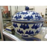 A LARGE CHINESE BLUE AND WHITE COVERED BOWL. DIA.28cms, A FAMILLE ROSE EXPORT PLATE, A SMALL CELADON