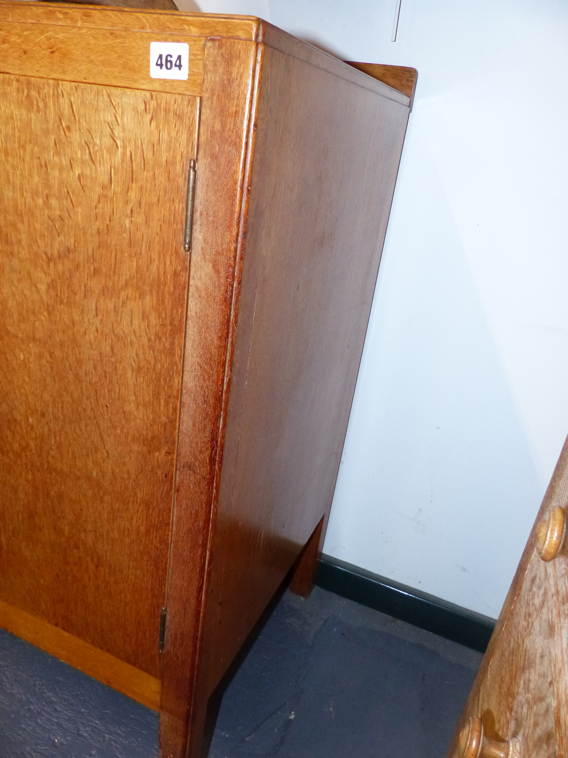 A HEAL'S GOLDEN OAK SIDEBOARD WITH TWO CENTRAL DRAWERS OVER CUPBOARD DOORS WITH TURNED WOODEN - Image 10 of 19