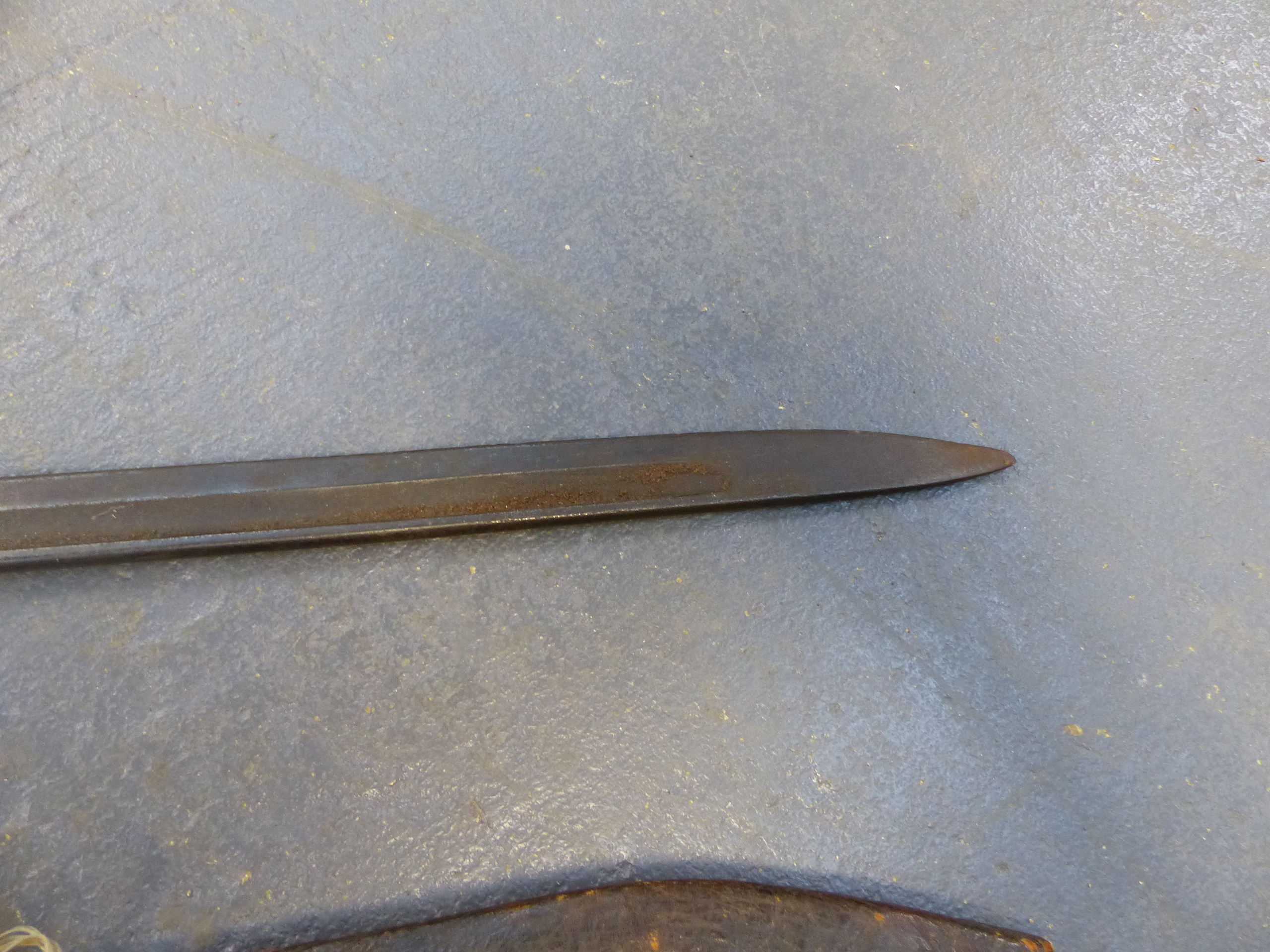 A GOOD GURKHA KUKRI KNIFE TOGETHER WITH A MILITARY BAYONET STAMPED 1917 - Image 7 of 38