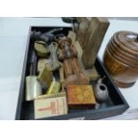 A GROUP OF ANTIQUE AND LATER SMOKING RELATED AND OTHER COLLECTABLES, VESTA CASES, MATCHBOX