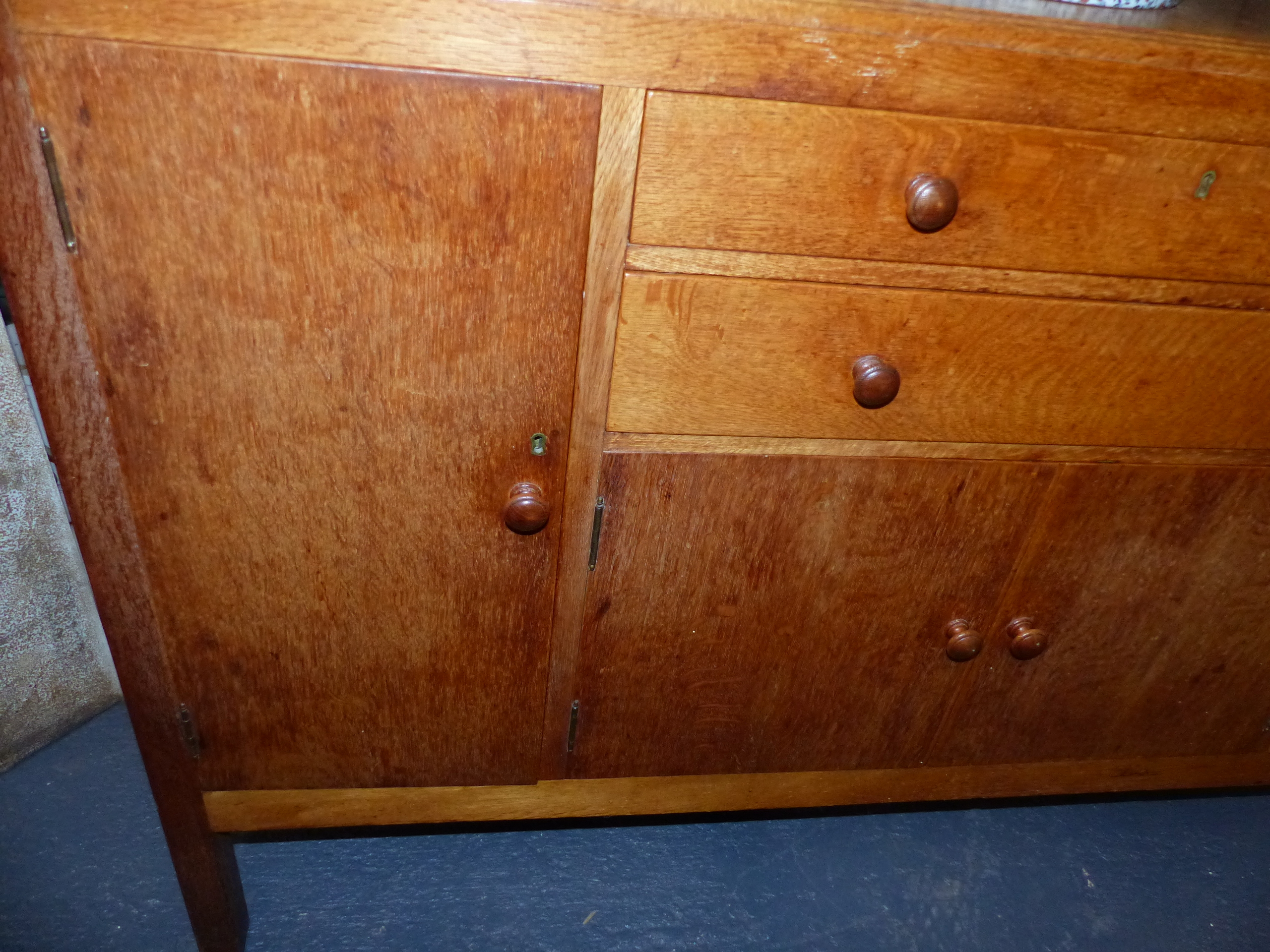 A HEAL'S GOLDEN OAK SIDEBOARD WITH TWO CENTRAL DRAWERS OVER CUPBOARD DOORS WITH TURNED WOODEN - Image 7 of 19