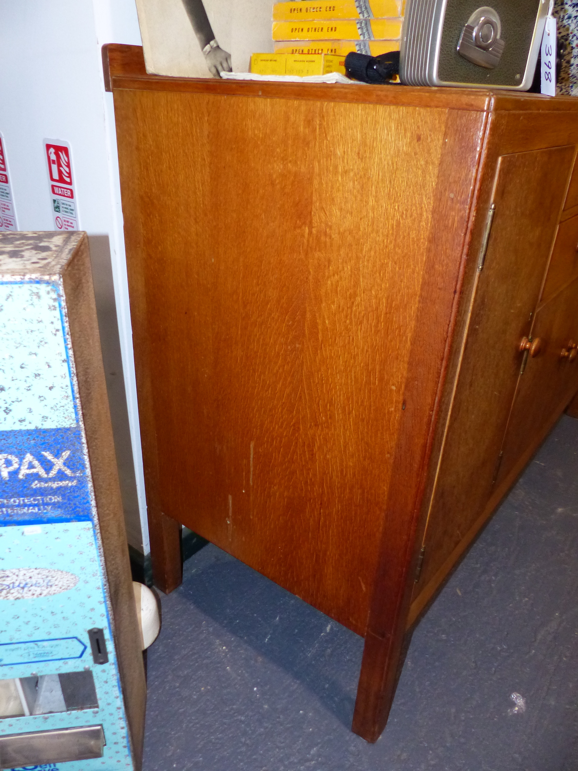 A HEAL'S GOLDEN OAK SIDEBOARD WITH TWO CENTRAL DRAWERS OVER CUPBOARD DOORS WITH TURNED WOODEN - Image 5 of 19