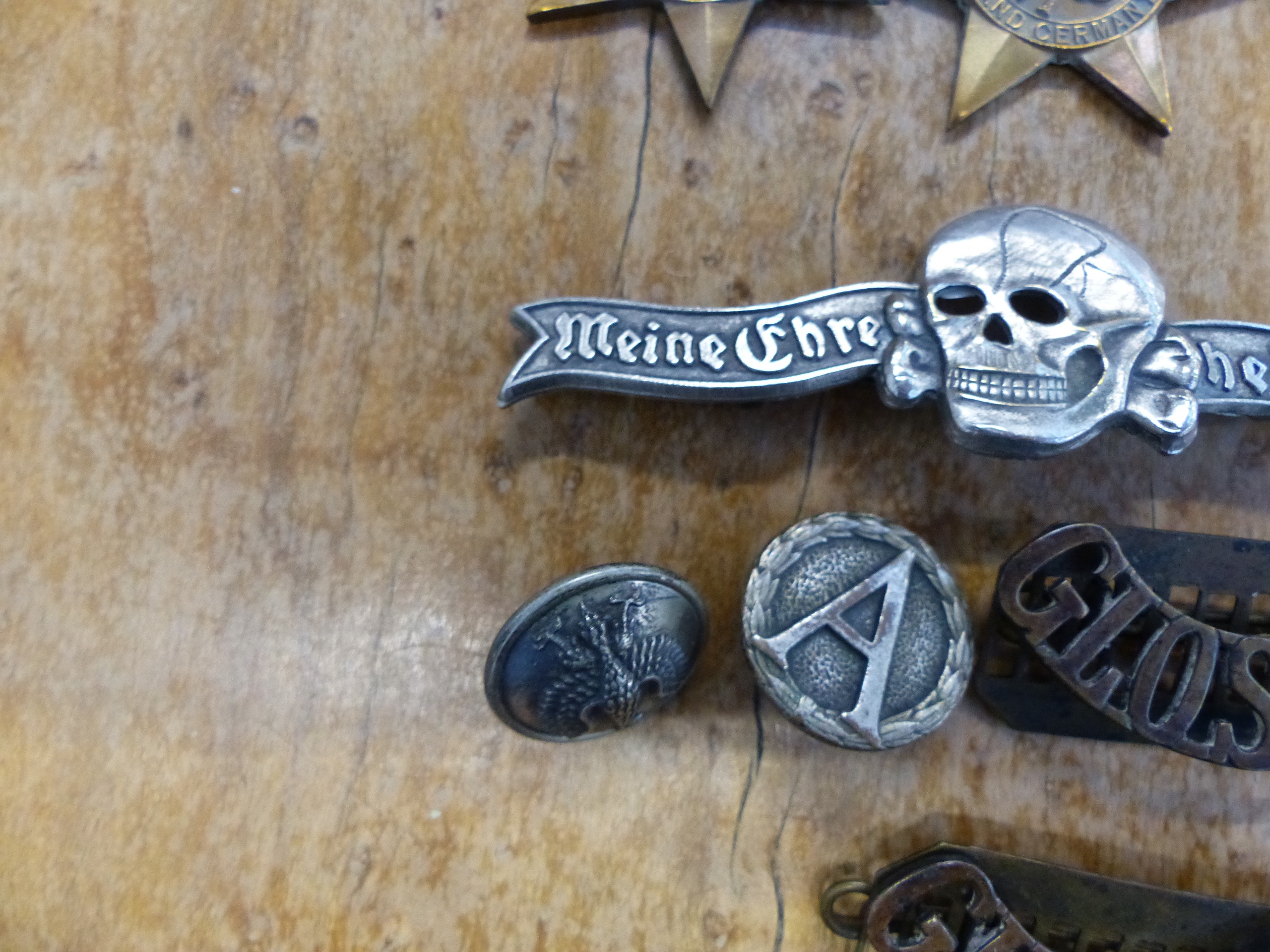 A SMALL COLLECTION OF FIRST AND SECOND WAR BRITISH AND GERMAN MEDALS, CAP BADGES, CLOTH BADGES ETC. - Image 11 of 20