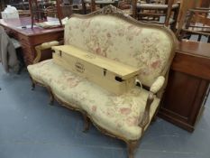 A GOOD QUALITY CARVED SHOW FRAME SALON SETTEE AND FOUR MATCHING SIDE CHAIRS.
