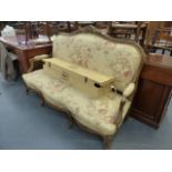 A GOOD QUALITY CARVED SHOW FRAME SALON SETTEE AND FOUR MATCHING SIDE CHAIRS.