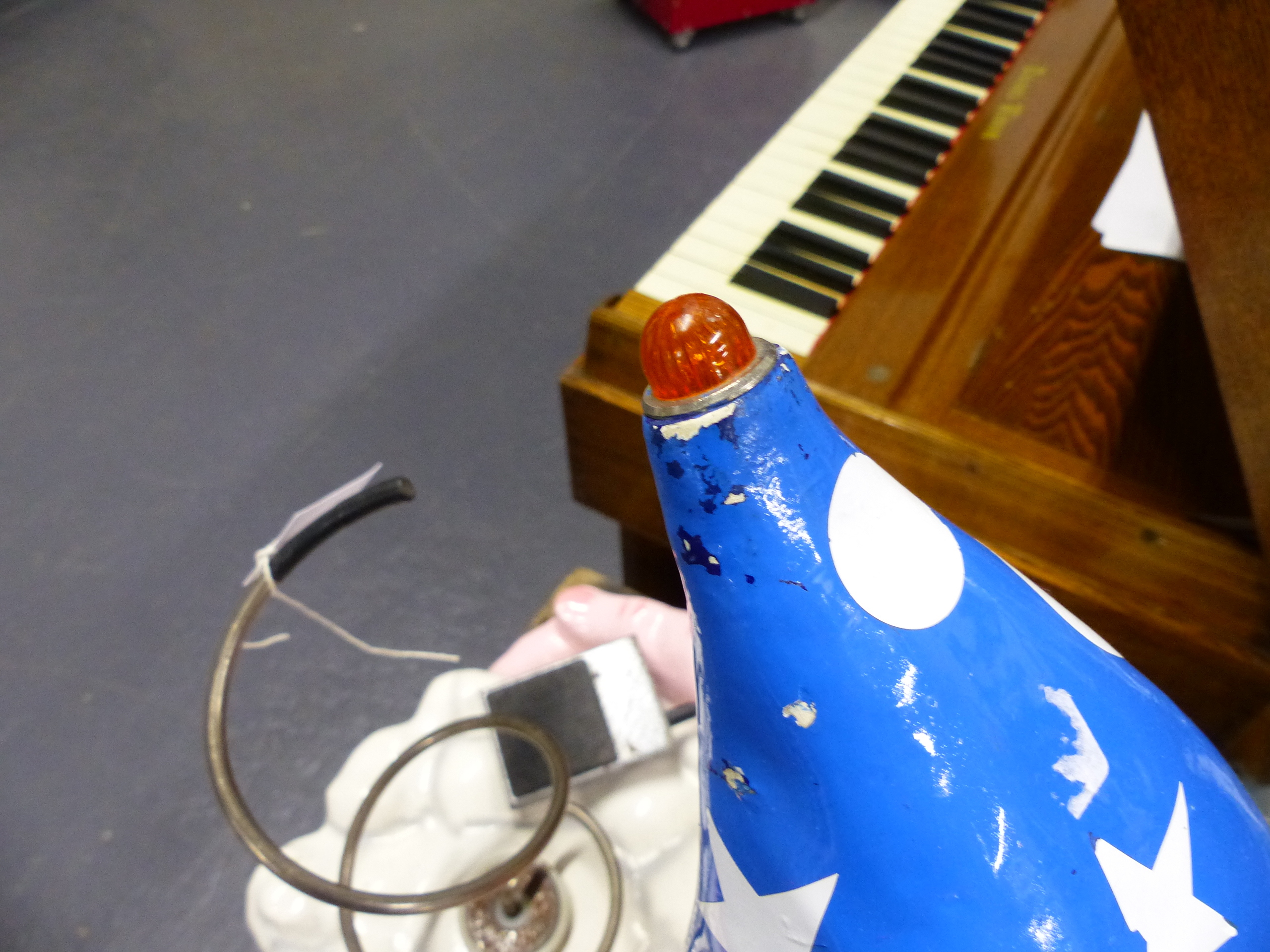 A VINTAGE FAIRGROUND AMUSEMENT MACHINE IN THE FORM OF A WIZARD - Image 5 of 5