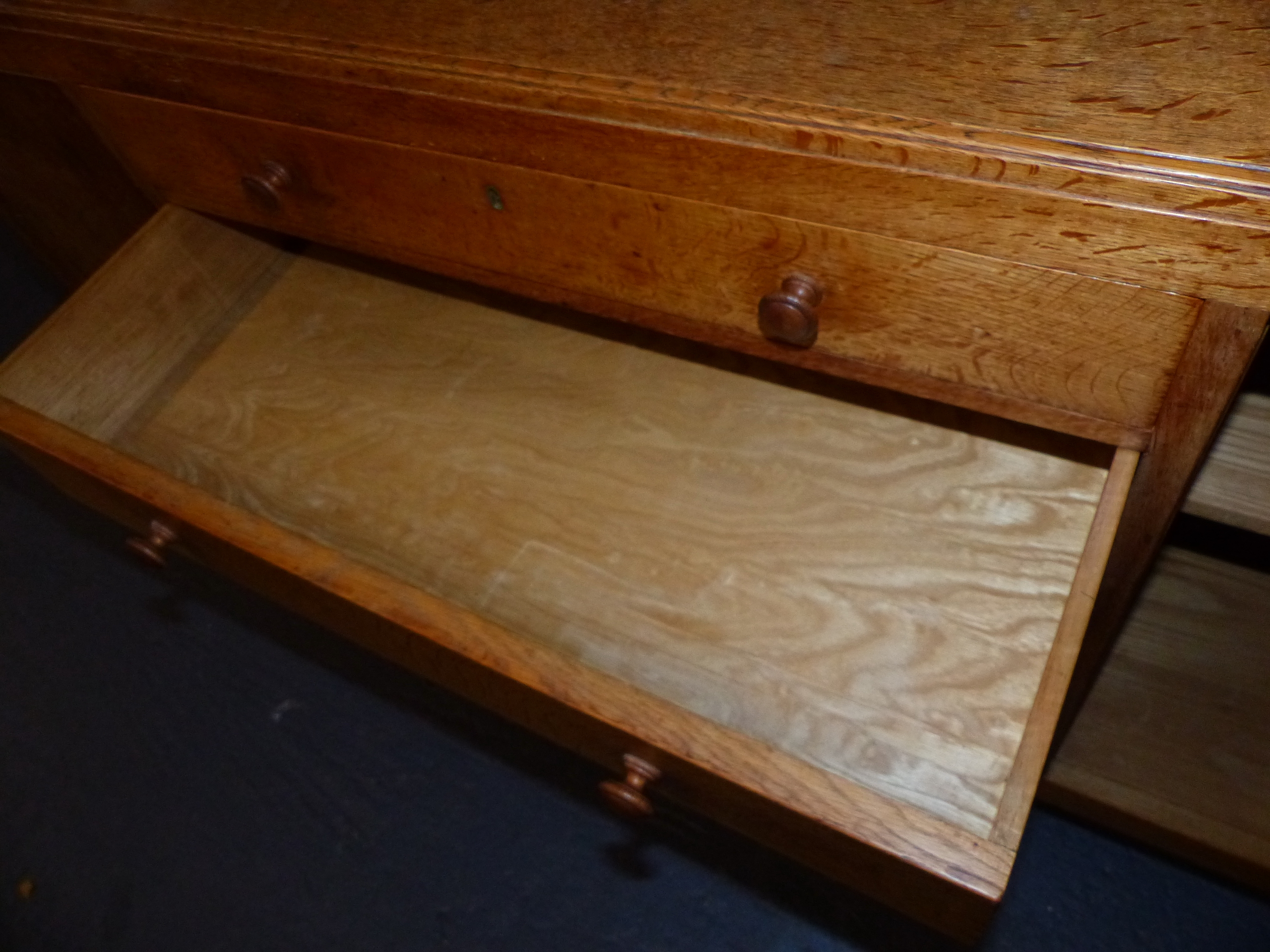 A HEAL'S GOLDEN OAK SIDEBOARD WITH TWO CENTRAL DRAWERS OVER CUPBOARD DOORS WITH TURNED WOODEN - Image 17 of 19